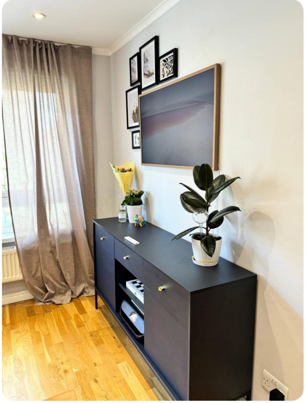 Two Bedroom Flat In The Heart Of Лондон Екстериор снимка